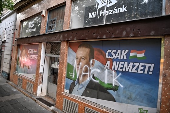 Budapest: Municipality votes to evict far-right Mi Hazánk from their office  after anti-Roma racist poster scandal - European Roma Rights Centre